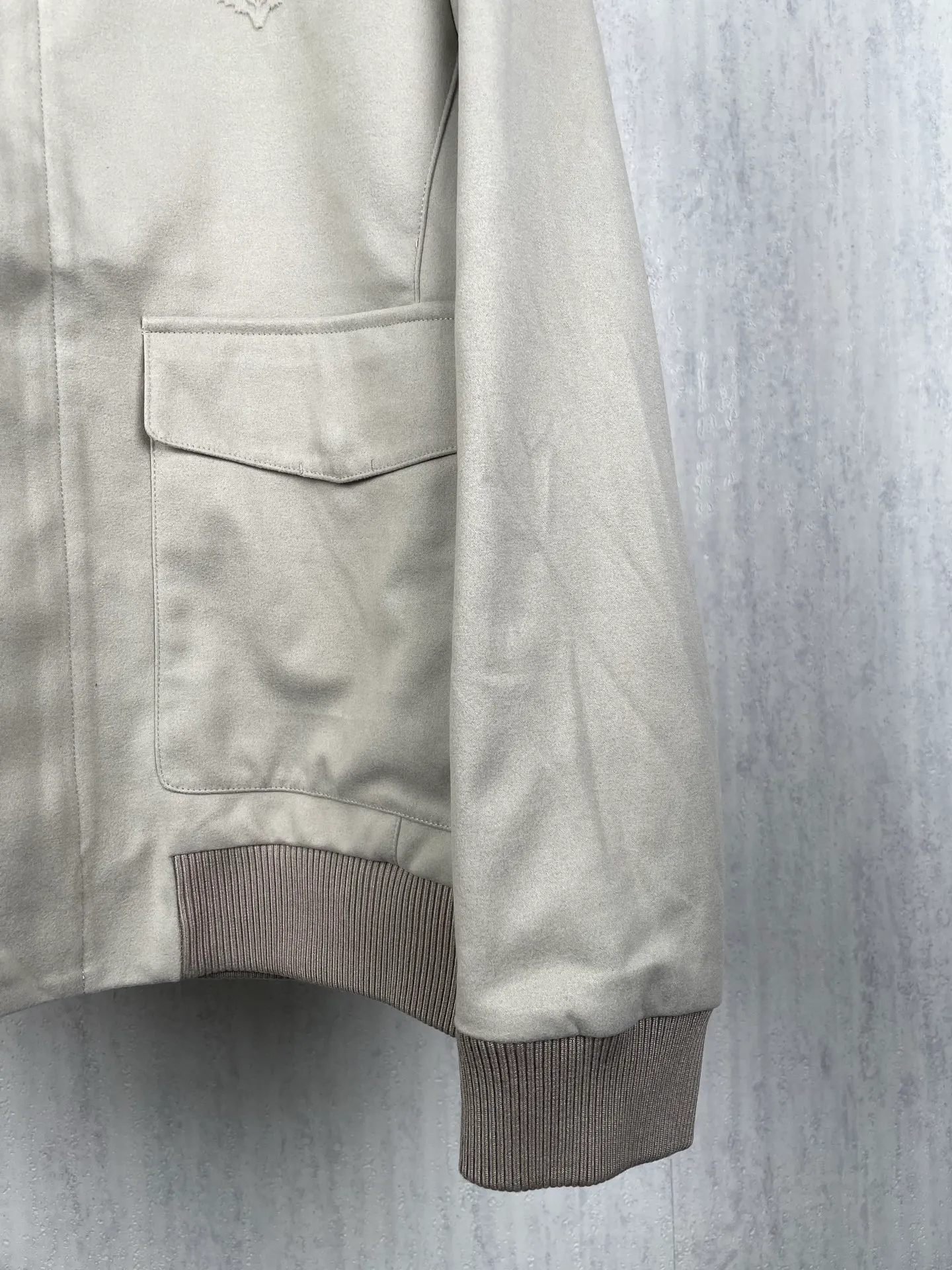 ! (Special version shipped next day) ❗️❗️❗️ LP LORO PIANA #6079 stand collar flocked work jacket The brand's exclusive ultra-fine velvety blended fabric is selected, with a fine suede matte matte texture. The fabric has been stain-resistant and pre-shrunk, and feels soft and not stiff. The high-density weave takes into account both stiff muscles and breathable properties. The dark and light color system has one coloring standard, no color difference or whitening defects. It is suitable for both spring and autumn single wear and winter inner wear, taking into account the casual and relaxed feeling and light luxury texture‼ ️ Customized metal double-headed zipper on the placket, with double-layer overlocking of the same fabric as the zipper, which can be opened and closed repeatedly without blocking the fabric; double-flap patch pockets on the chest, with built-in embossed LP shield-shaped wheat ears logo embossed on the bag flap, and the three-dimensional embossing is evenly deep and does not collapse; the cuffs are engraved with bright Lp Silver round metal buckle, buttonholes are reinforced with double-layer overlocking, and the brand's handwritten logo is finely embroidered on the hem of the cuffs. The lines are delicate and not off-line. The hidden pockets on both sides are fully closed, and the bag mouth is densely reinforced with no exposed hard seams to rub against the skin. ◽The entire body is precision overlocked and stitched throughout the entire body🔍 The shoulder seams, side seams, armholes, hems, and bag flap edges are all reinforced with double-strand stitching Lapel suede-feel work jacket, ultra-fine suede blended fabric + bag flap embossed embossing + cuff precision embroidery triple process makes the production more difficult. The cutting loss of suede fabric is much higher than that of ordinary woven fabrics. Six-color batch color control quality inspection, double routing inside and outside, and multiple inspections of hardware embroidery , if the imprint is blurred, the embroidery is skipped or the cut pieces are misplaced, the whole piece is scrapped. It is an intuitive reflection of the hard-core quality of Italian light luxury commuter jackets. Men who prefer soft matte textures and low-key simple outfits can distinguish the huge gap between ordinary work jackets at a glance. Color: Wine Red, Apricot Black Gray Size: 48 50 52 54 56
